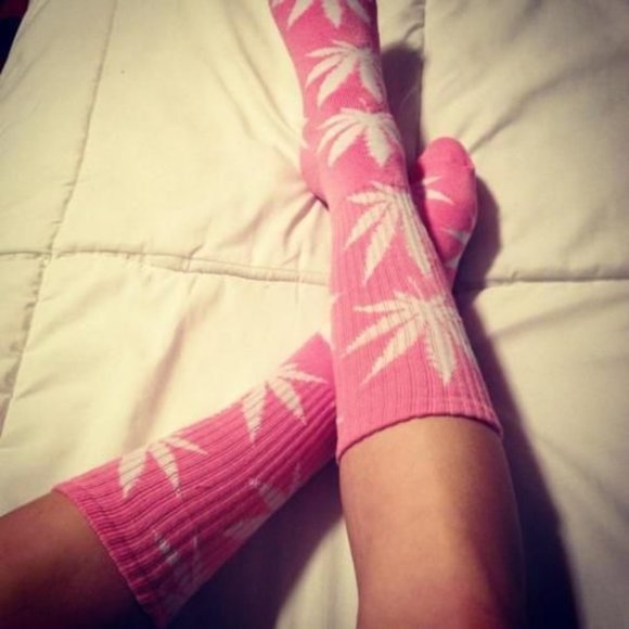 NEW WOMEN'S WEED SOCKS MARIJUANA GANJA CANNABIS - Picture 3 of 3